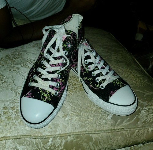 pink skull converse