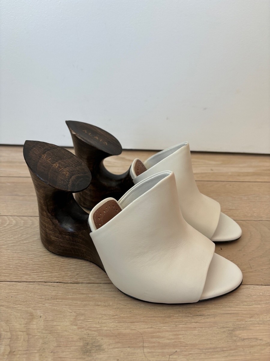 【ALAIA】CUBE スエードゴートスキン ウェッジミュール 三越伊勢丹 | ALAÏA/アライア通販 | CUBE スエードゴートスキン