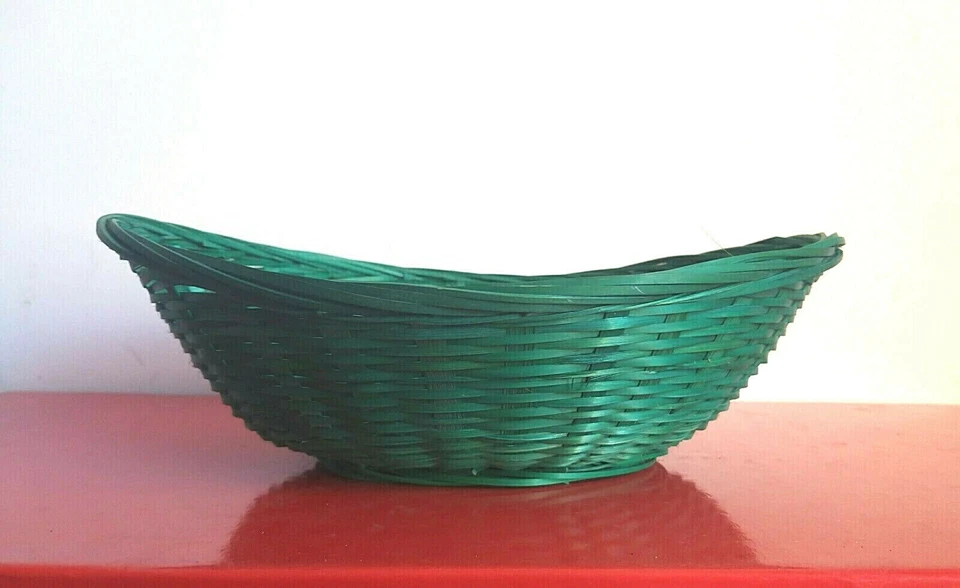 Antico vecchio cesto, cestino in vimini intrecciato colore verde.Vintage - Immagine 4 di 4