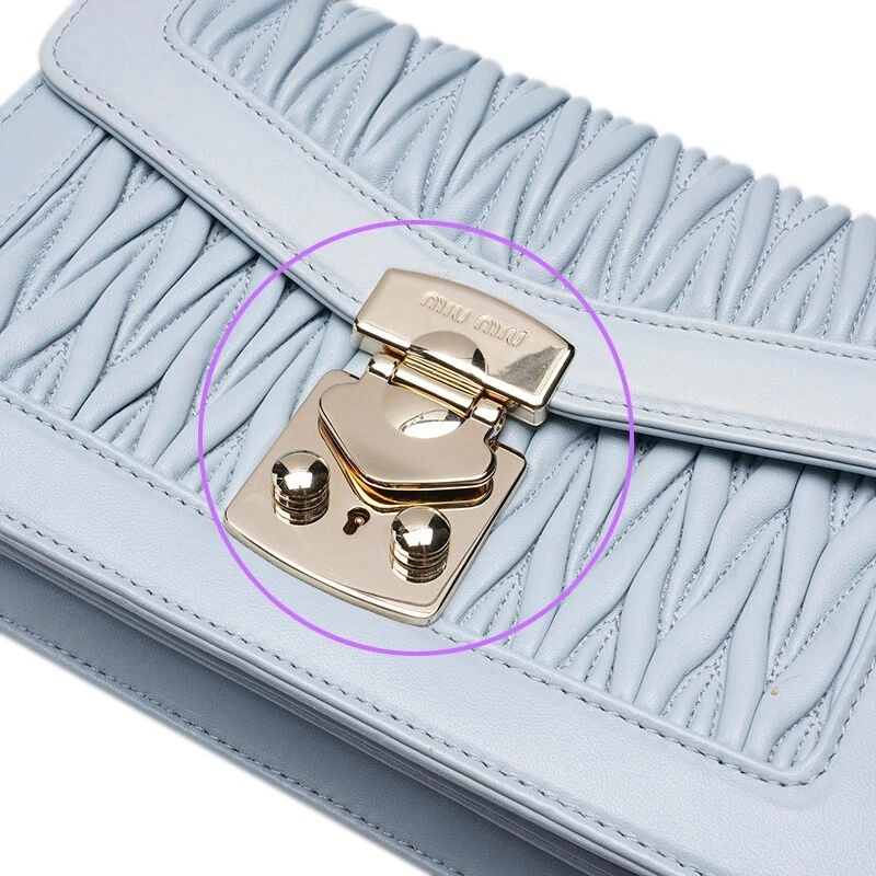 Borsa a tracolla donna Miu Miu pelle di agnello blu cielo matelasse riservata catena oro
