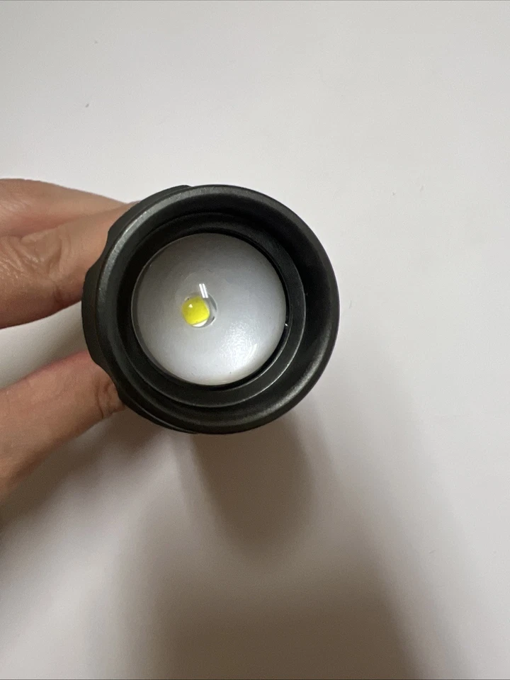 Linterna táctica eléctrica Feit 500 lúmenes ultra brillante usada Foto 2 de 4