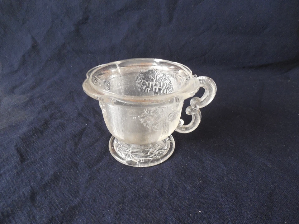 Ancienne tasse à chocolat en verre moulé - Photo 1/4