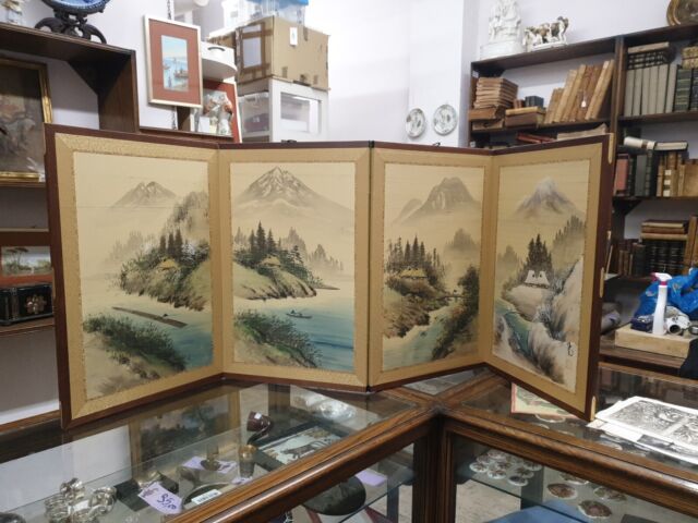 Piccolo paravento giapponese. XX secolo.160x60 aperto. 40x60 chiuso. Piccolo paravento giapponese. XX secolo.160x60 aperto. 40x60 chiuso.