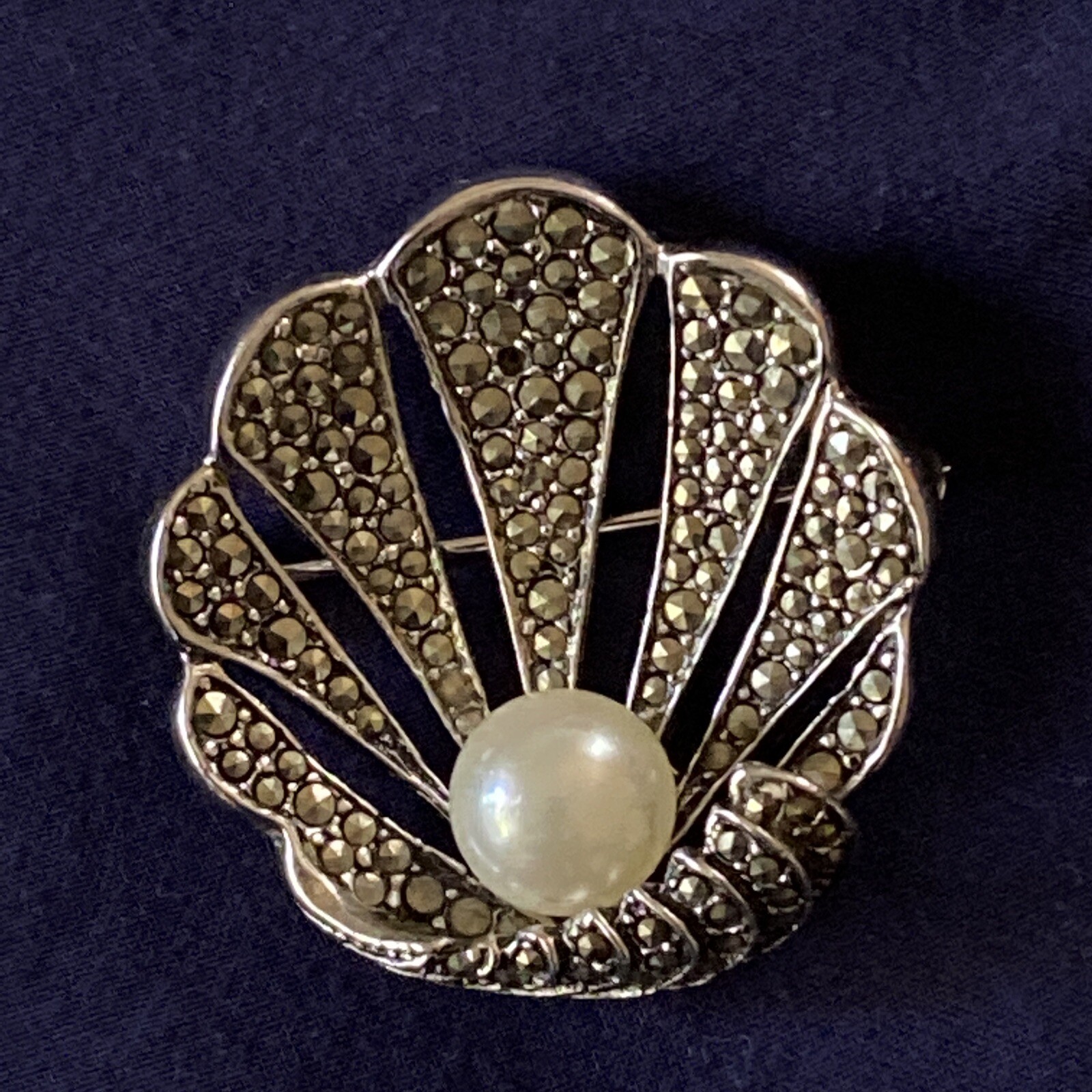 Vintage Vogue Jewelry JLRY Clam Shell with rhinestone… Gem