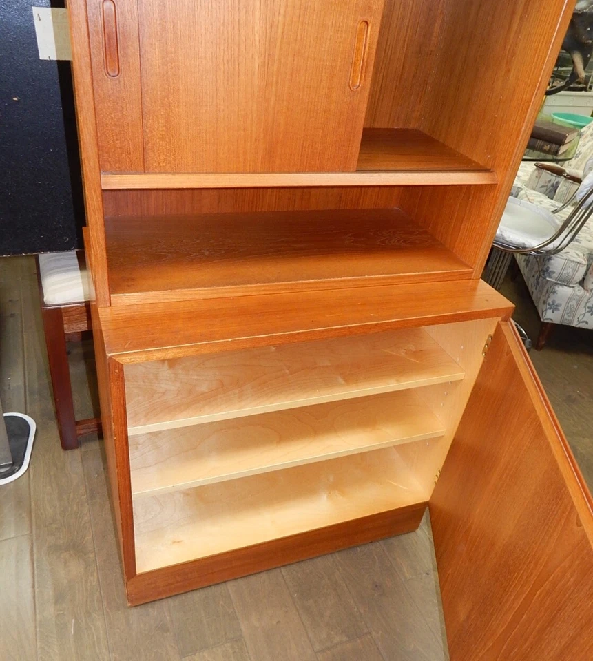 Mid Century Hundvad Dinamarca madera de teca estante gabinete estantería mcm Foto 3 de 4