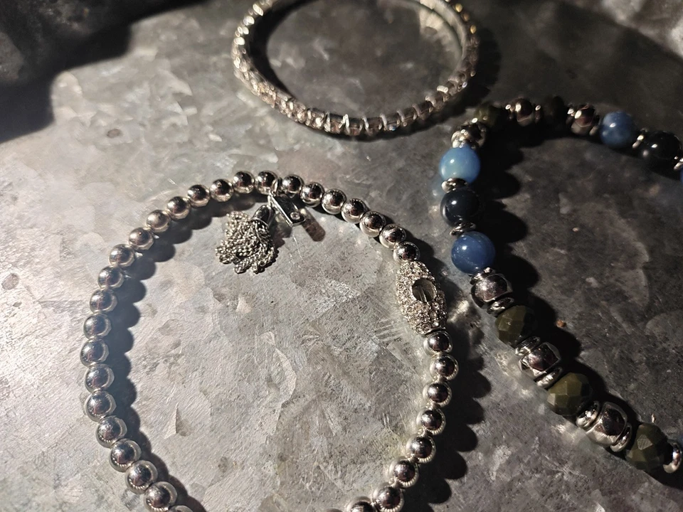 Lote de brazaletes con cuentas de diamantes de imitación elásticos tono plata de moda Foto 2 de 4