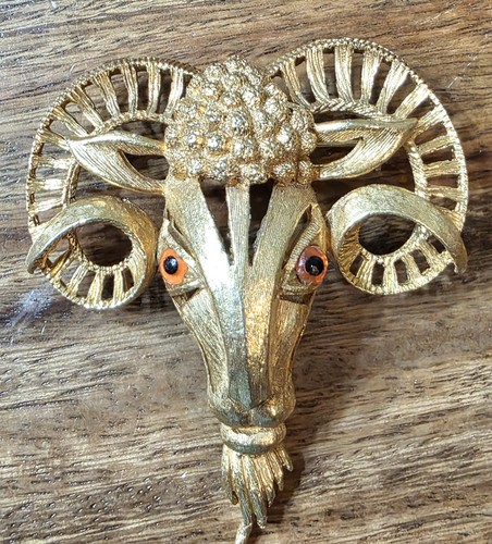 Vintage Pauline Rader Brushed Gold Tone Art Glass Rams Head Brooch