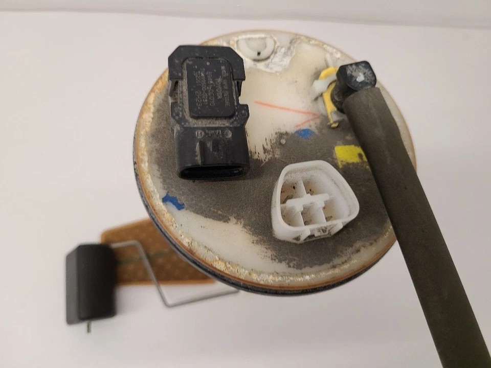 2004-2006 TOYOTA CAMRY Fuel Pump Assembly 6 Cylinder 232210A030 Foto 2 de 4