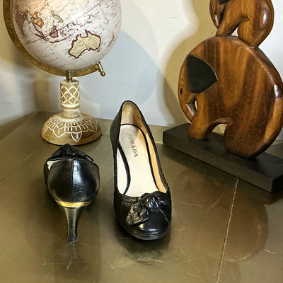 PRADA Women s Black Leather Bow Logo Round Toe Slip-On Pumps EU 39