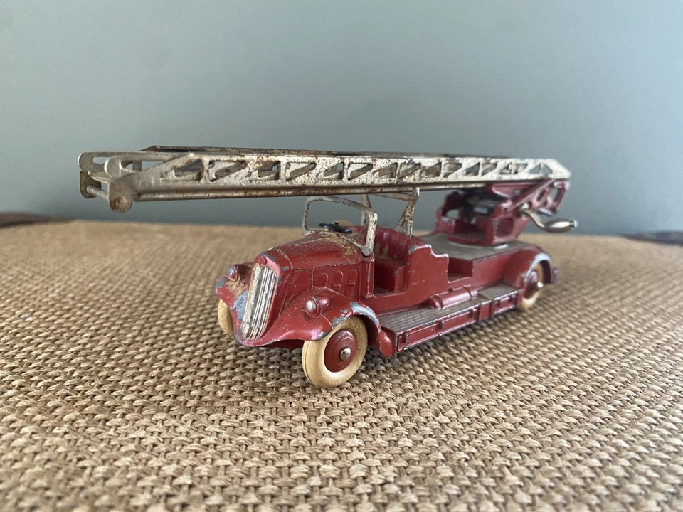 Dinky N° 32D: Camion de Pompiers Delahaye - French fire truck - Photo 1/4