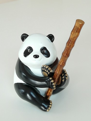 A COPPER BRONZE PEN HOLDER IN THE FORM OF A PANDA SIGNED TO BASE ZHU BINGZHENG - Foto 7 di 23