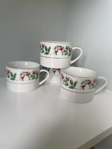 Set Of 4 Gibson China Everyday Christmas CHARM Coffee Tea Cups Mugs Holly Berry