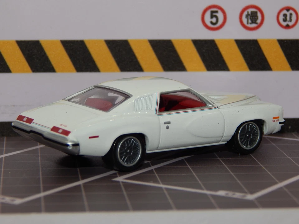 '73 1973 Pontiac Grand Am 400 HD V-8 White red interior 1/64 Diorama Model MINT - Image 2 of 4