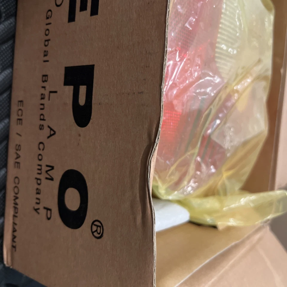 Rare Jeep Taillight Grand Cherokee 1999 - 2001 Right - Driver Side New Open Box - Image 3 of 4