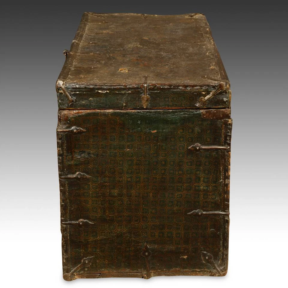 RARO BAÚL ANTIGUO PINTADO PINO HIERRO TIBETANO BUDISTA MUEBLES CHINOS SIGLO XVIII. Foto 3 de 4