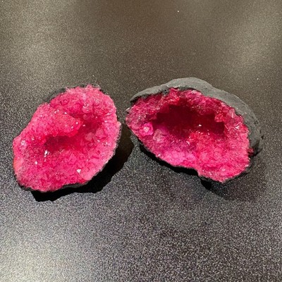 Rosa Quarz Geode Paar 65 mm Kristall Höhlenhälften Geschenk Display Naturstein