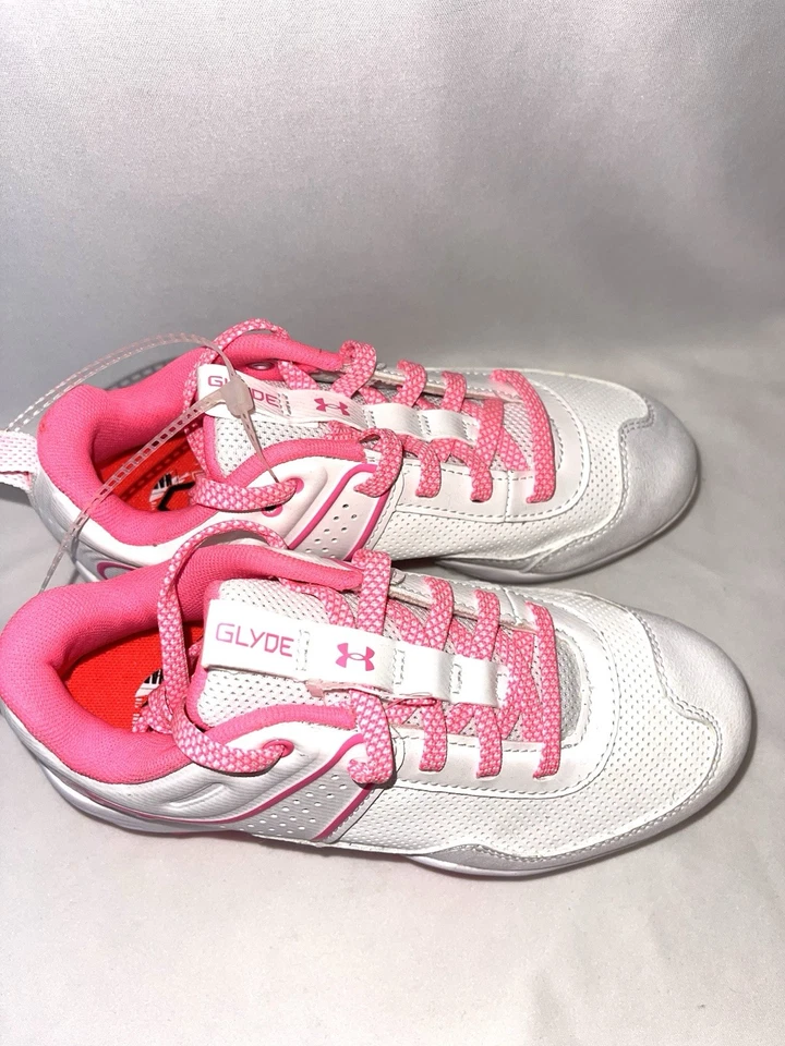 Botines de béisbol y softbol Under Armour Glyde para niñas jóvenes blancos y rosas 2 años Foto 2 de 4
