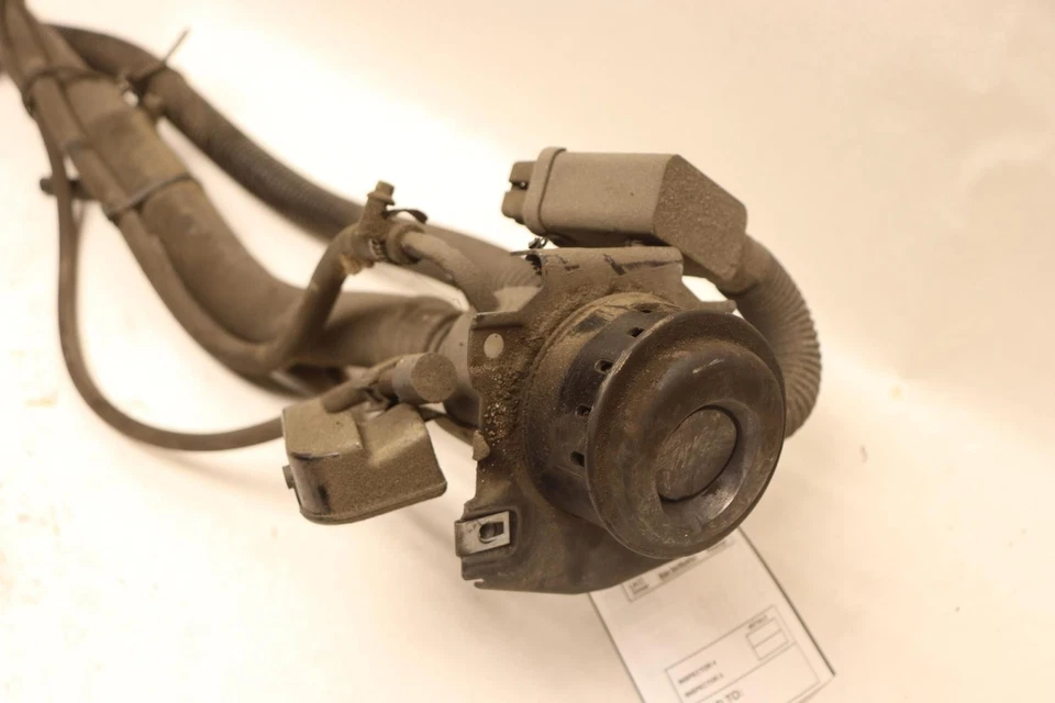 Tubo de manguera de cuello de llenado tanque de combustible Cadillac Escalade 2015-2016 OEM Foto 2 de 4