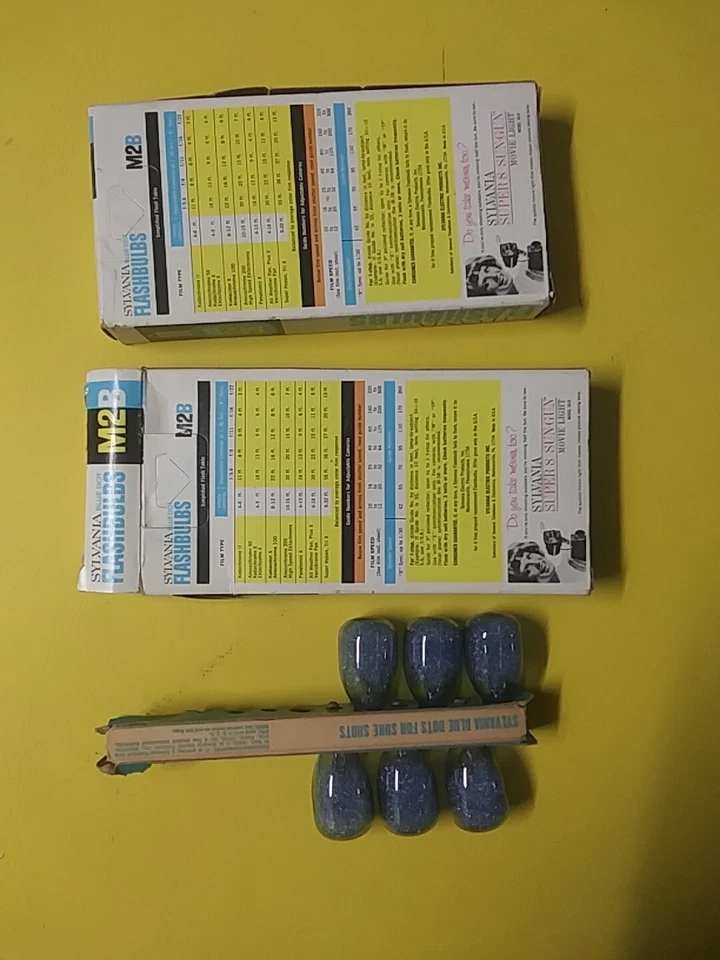 18 M2B Sylvania Blue Dot Flashbulbs Vintage Original Box USA 1.5 Boxes (1 New) - Image 2 of 2