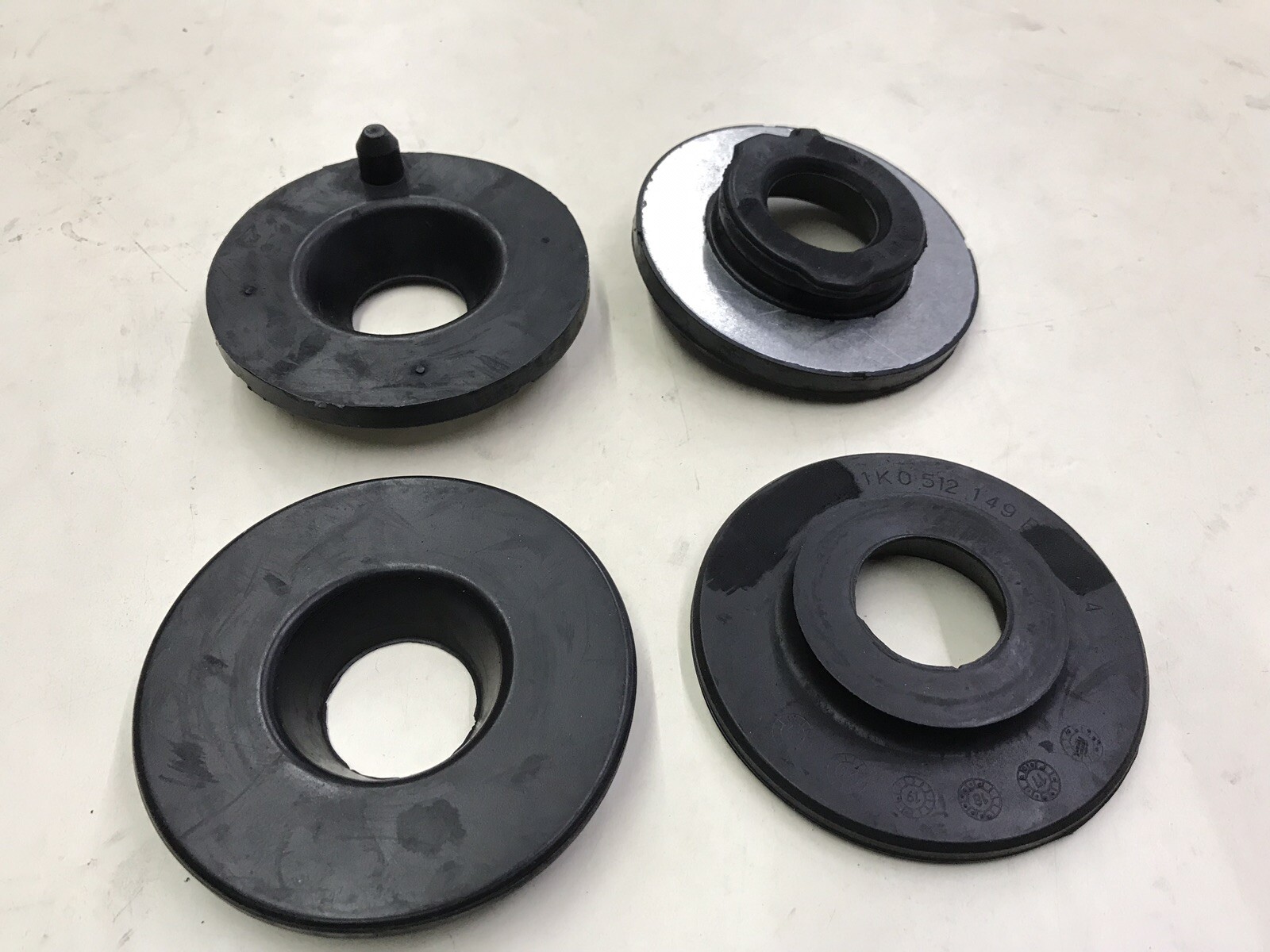 4 X AUDI TT REAR COIL SPRING RUBBER MOUNTS BUFFER 2008 TO 2014 1.8 2.0 ...