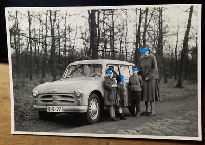 Frau & 3 kleine Kinder mit Auto Oldtimer AWZ P 70 ? 1957 / Foto