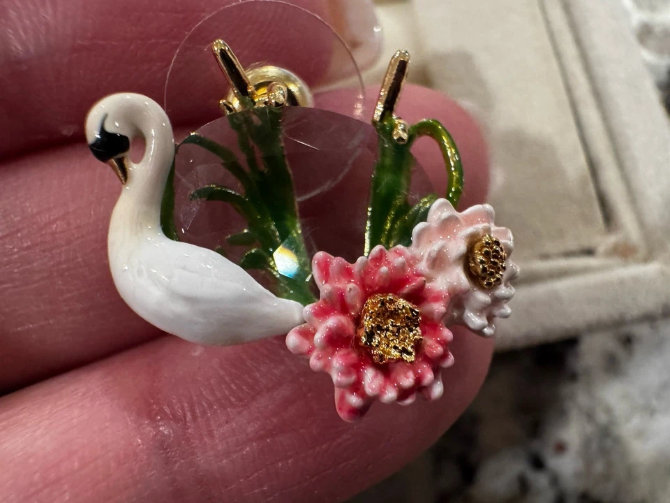 Pendientes Les Nereides Cisne Blanco Con Fluido Y Cristales Foto 4 de 4