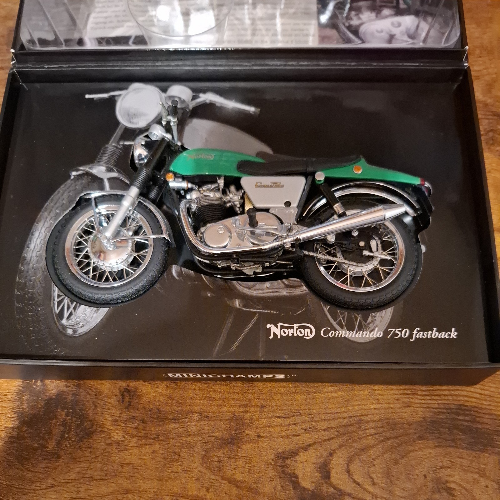 Minichamps 1/12 Scale 122 132000 Norton Commando 750 Fastback 1968 Green