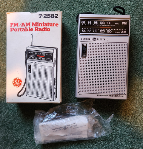 General Electric portable FM AM miniature radio 7 - 2582 Mint inbox ...