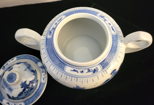 Double Handled Blue and White Porcelain Chinese Jar or Pot with lid 5" tall - Picture 4 of 6