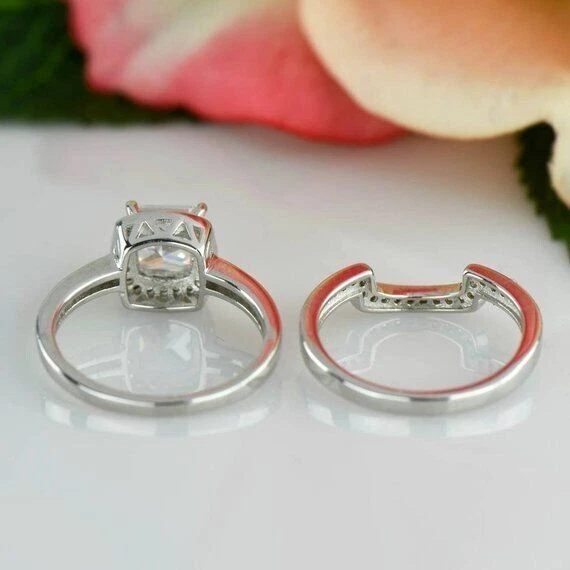 Conjunto de anillo protector nupcial de diamantes simulados de corte cojín de 2,00 quilates enchapado en oro blanco de 14 k Foto 4 de 4