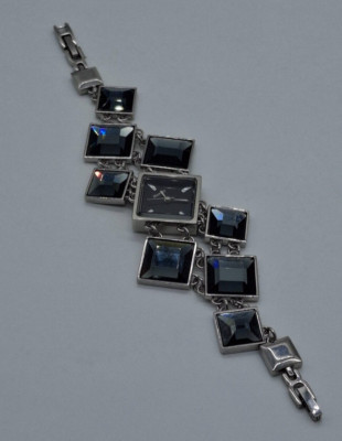 ELEGANTE HENLEY GRAUE KRISTALLE AUF VERSILBERTEM METALL STATEMENT ARMBAND UHR