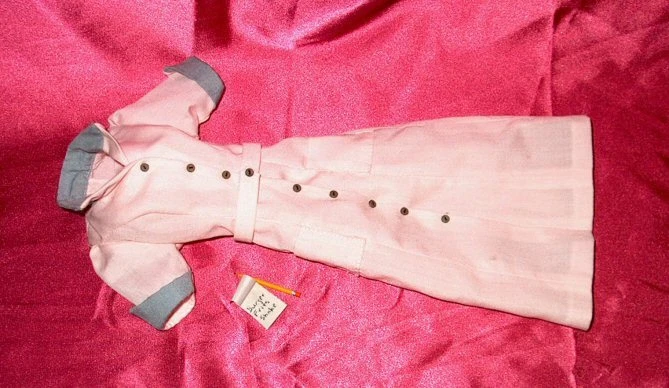 Vestido de camarera de comedor de los años 50 se adapta a muñecas Liz Brenda de 15 pulgadas uniforme vintage rosa con cinturón Foto 2 de 3