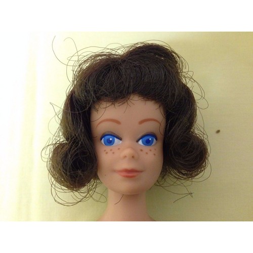 Muñeca Midge morena pierna recta Mattel 1963 de colección #860, traje original + extras - Imagen 2 de 7