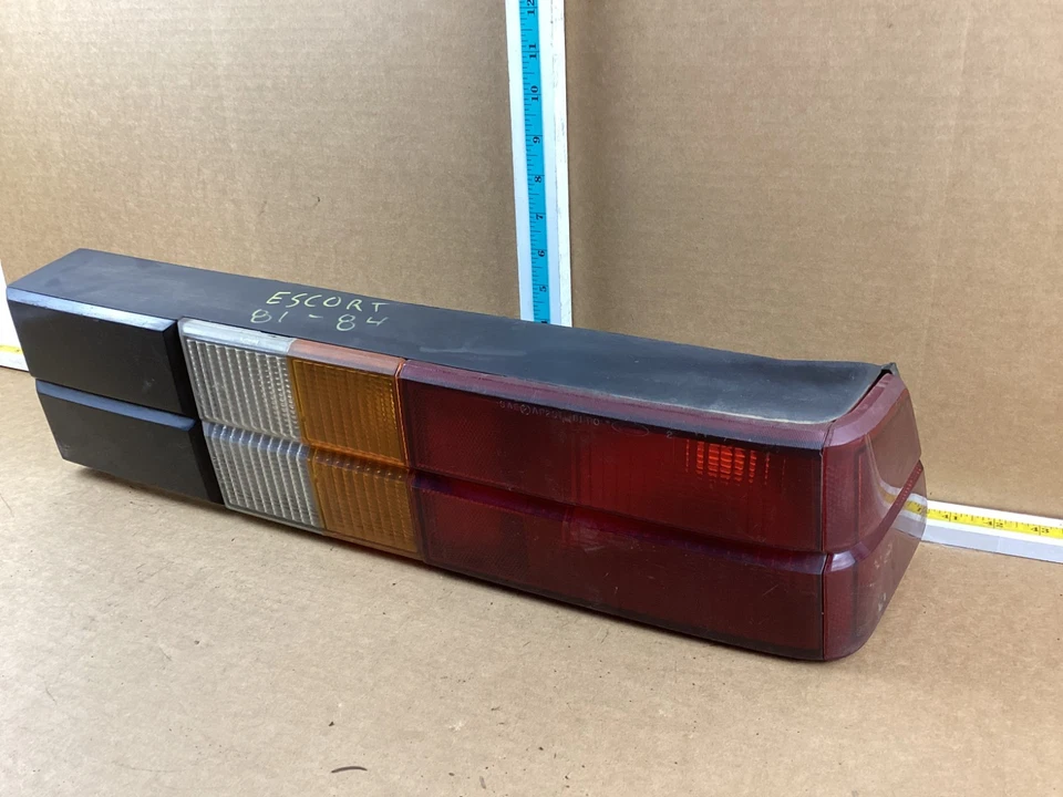 Luz trasera derecha pasajero Ford Escort 1981-1985 E2EB-13440-AB OEM Foto 2 de 4