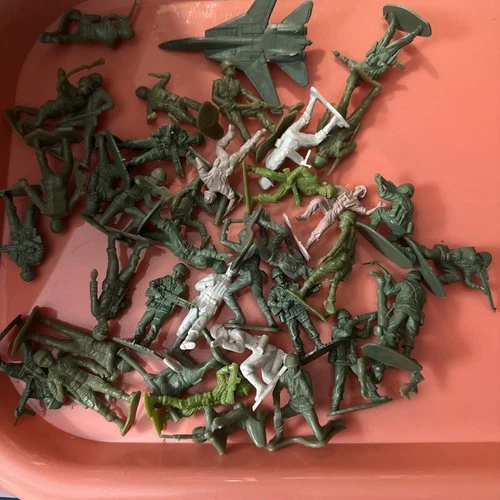 vintage mixed lot of  38 plastic toy soldiers, 1 plane