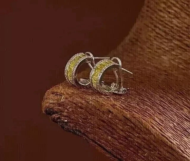 Pendientes de aro Huggie de corte baguette de 2 quilates de citrino creados en laboratorio enchapados en oro blanco de 14 quilates Foto 2 de 4