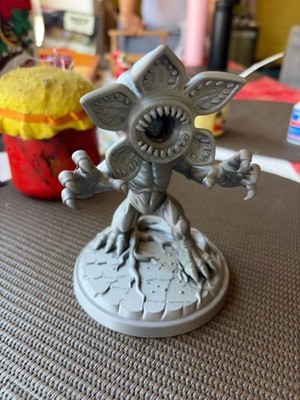 Stranger Things Demogorgon 5  Figure | Gray  |Collector s Item