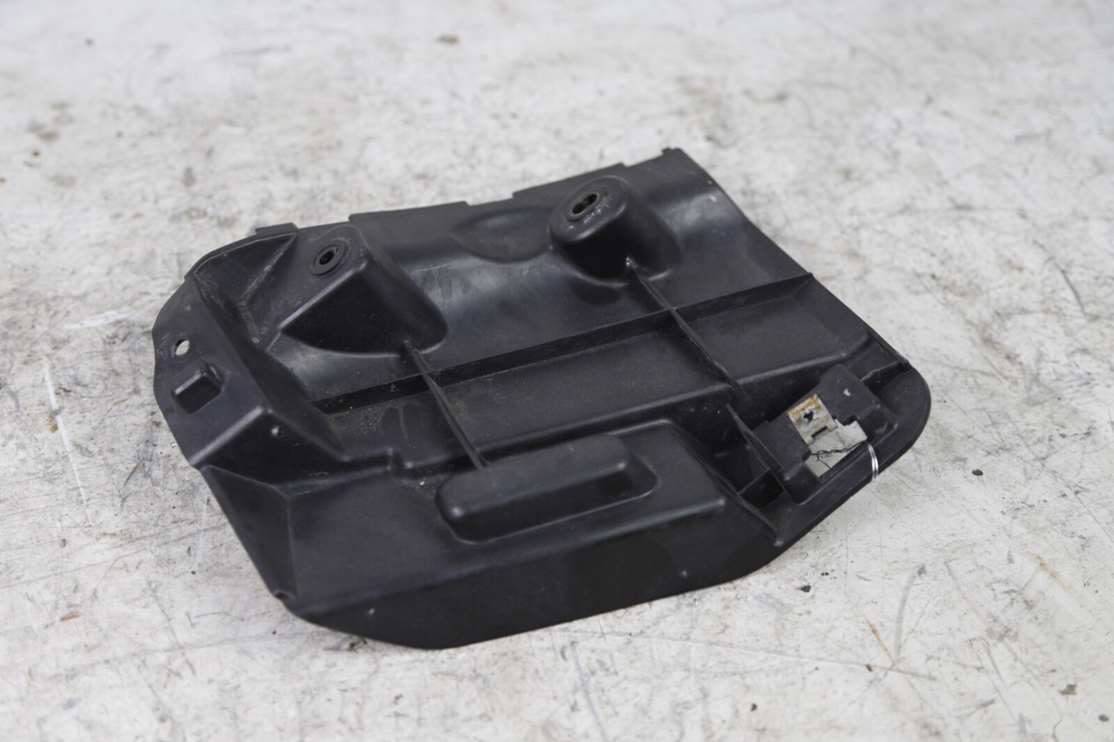 2014 - 2020 MASERATI GHIBLI REAR BUMPER RIGHT SIDE MOUNT SUPPORT BRACKET OEM