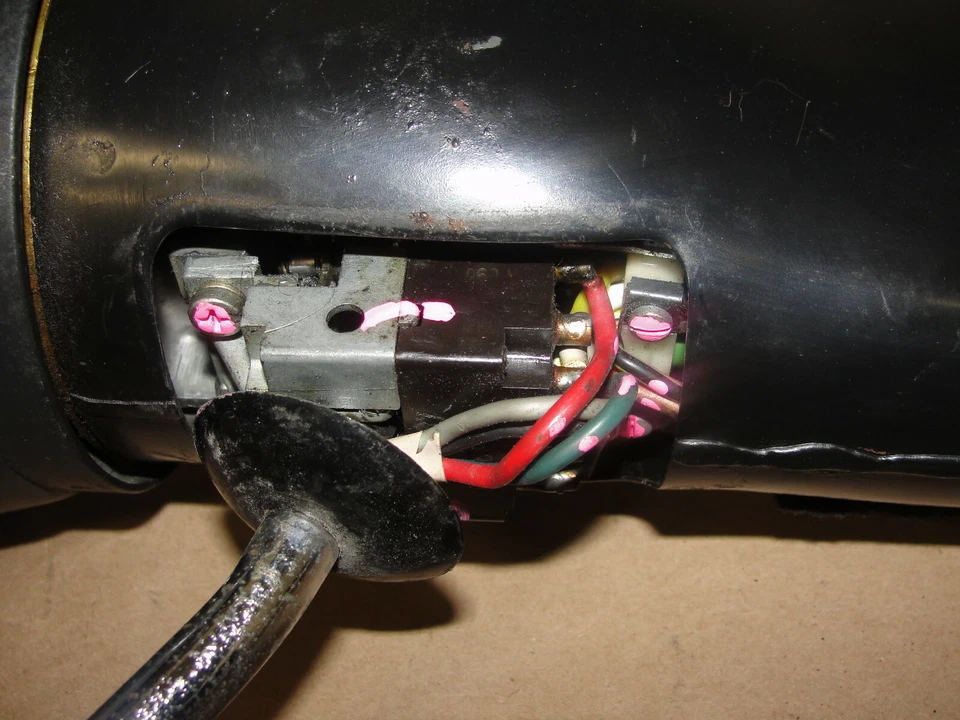 69 梅赛德斯奔驰 220D W114/W115 地板棒移位手册 STEERING COLUMN ~ 黑色 — 第 2/4 张图片