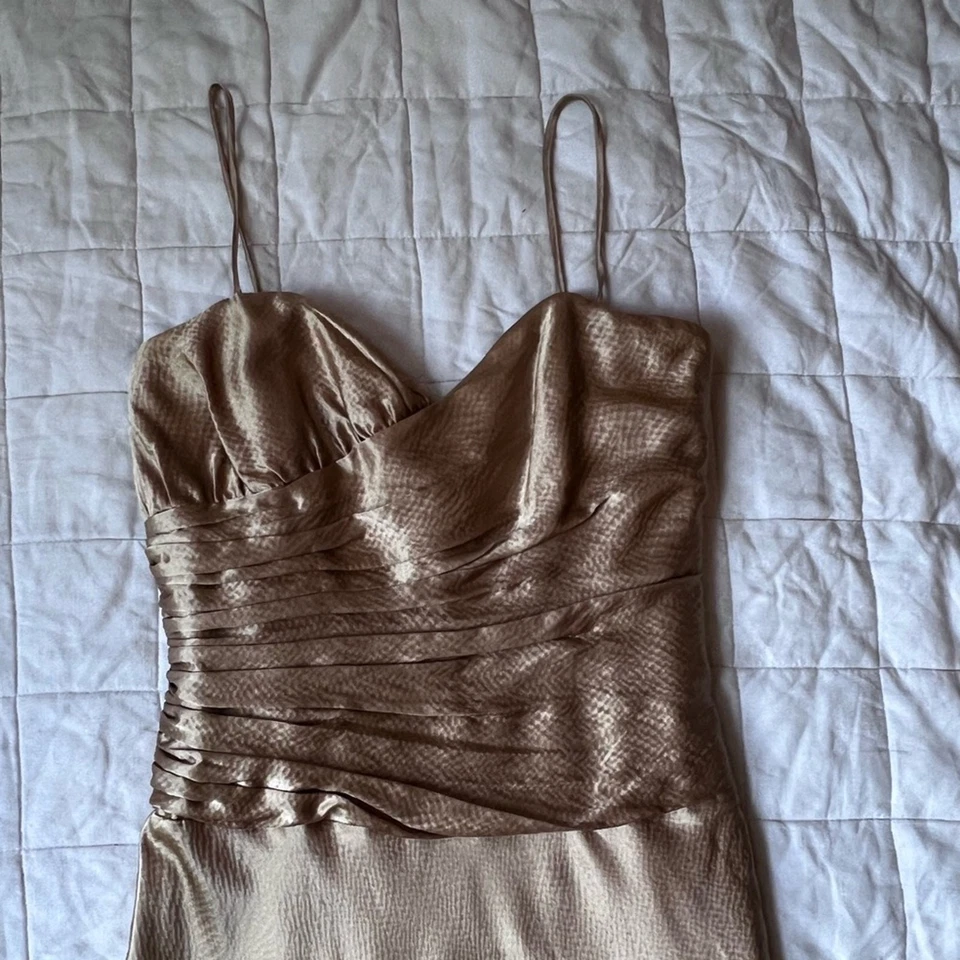 Maxi Vestido Formal Laundry by Shelli Segal 100% Seda Dorado Reunido Cintura Caída - 4 Foto 4 de 4