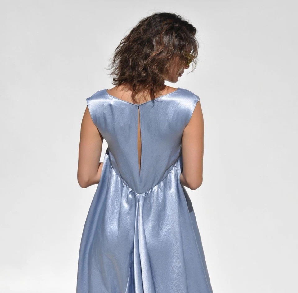 Vestido Collina Strada Dara Azul Claro Satinado Midi Drapey Asimétrico Avant Garde Foto 3 de 4