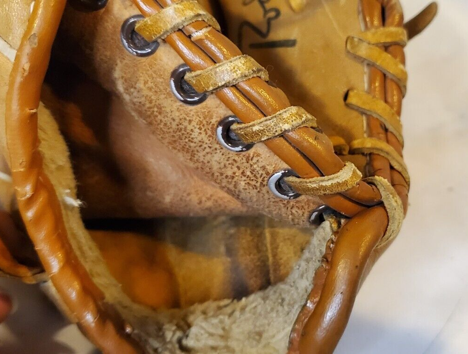 VINTAGE ROD CAREW TWINS BASEBALL GLOVE MITT SPALDING PLAYERS SERIES 42