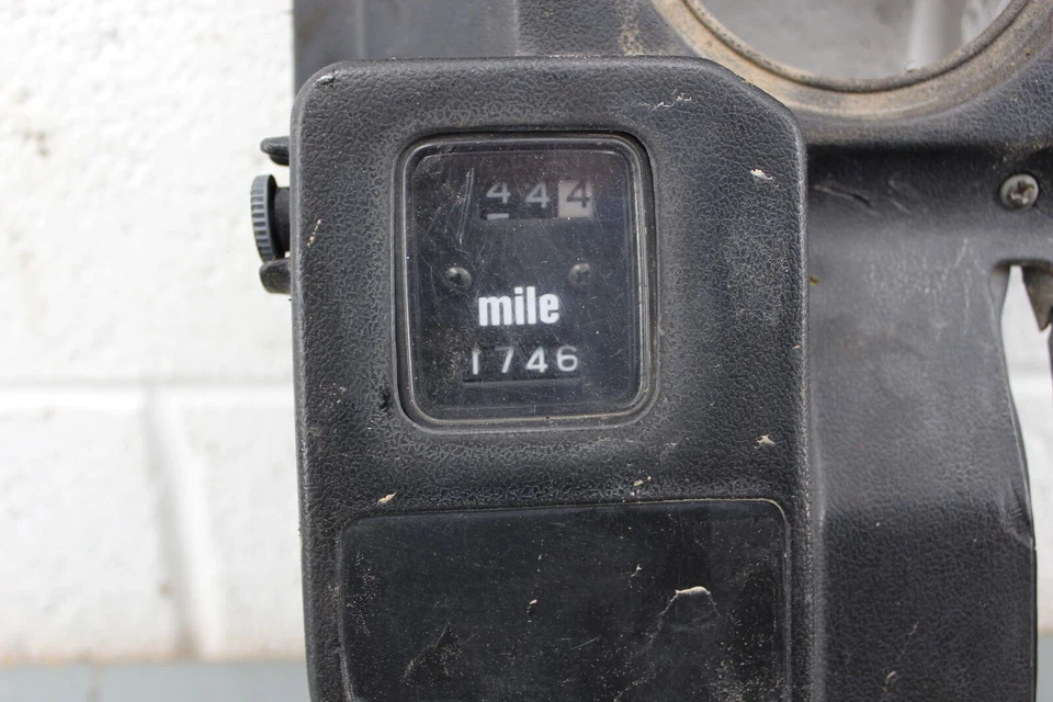 Suzuki Quadrunner 250 1990 2x4 medidor inferior tablero panel moldura odómetro A392 Foto 2 de 4