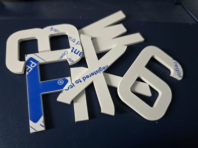 4D 3D Fahrrad MOTORRAD Nummernschild Ziffern Buchstaben 3mm WEISS 3M selbstklebend 