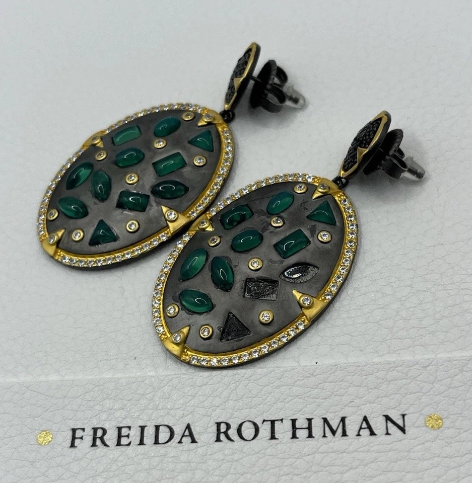 Brincos ovais pendurados gota pavê preto ágata verde meia-noite Freida Rothman - Imagem 3 de 4