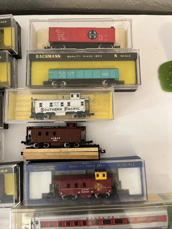 120+ Piezas ENORME LOTE DE ACCESORIOS DE TREN USADOS NUEVOS ESCALA "N" 167 Piezas Bachmann Foto 3 de 4