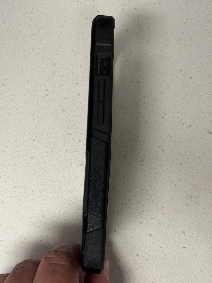 Funda de cercanías OTTERBOX iPhone 13 Drop+ negra Foto 3 de 4