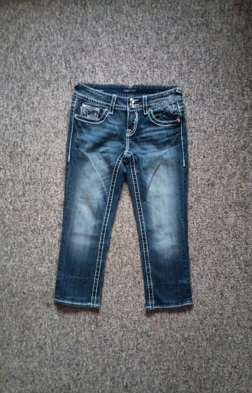 Vigoss Chelsea Capri Jeans 1/2 Blue Rhinestone Embroidery Mid Rise Fit Stretch 