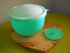 Vintage Tupperware Jadeite color Lettuce Crisper Keeper with Lid and Spike EUC