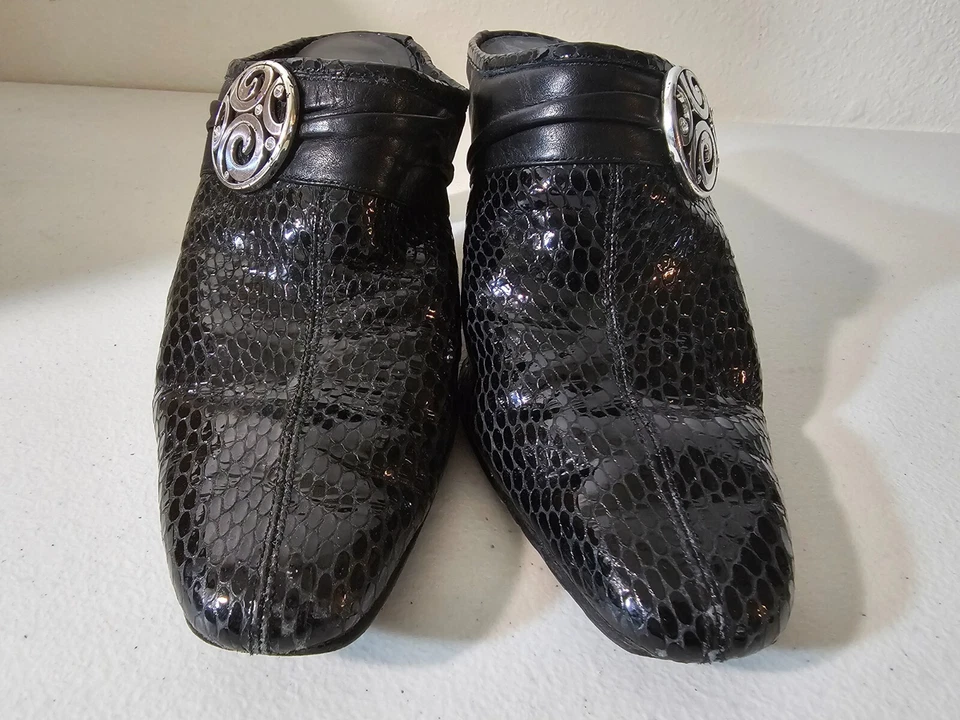 Zapatos Brighton para mujer Ravish Mules de cuero negro sin cordones en relieve de tacón bloque 7 M Foto 3 de 4